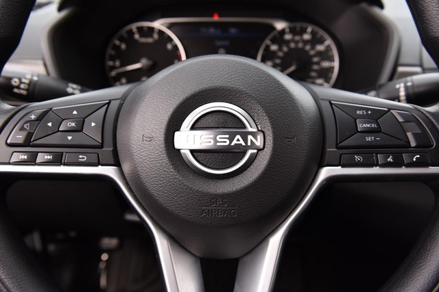 Nissan Altima Vehicle Full-screen Gallery Image 18