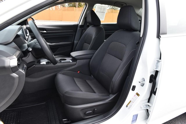 Nissan Altima Vehicle Full-screen Gallery Image 19