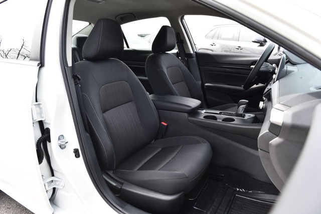 Nissan Altima Vehicle Full-screen Gallery Image 20