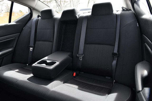 Nissan Altima Vehicle Full-screen Gallery Image 21