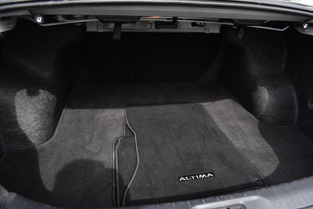 Nissan Altima Vehicle Full-screen Gallery Image 23