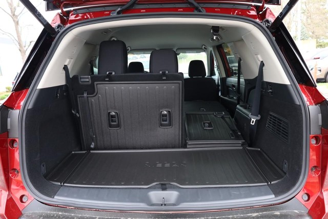 Nissan Pathfinder Vehicle Full-screen Gallery Image 8