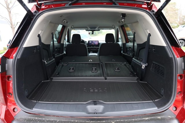 Nissan Pathfinder Vehicle Full-screen Gallery Image 9