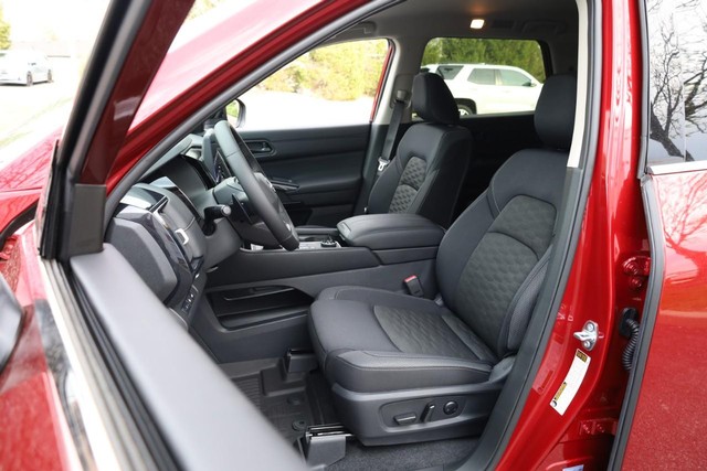 Nissan Pathfinder Vehicle Full-screen Gallery Image 10