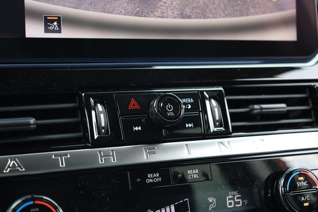 Nissan Pathfinder Vehicle Full-screen Gallery Image 15