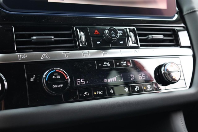 Nissan Pathfinder Vehicle Full-screen Gallery Image 16