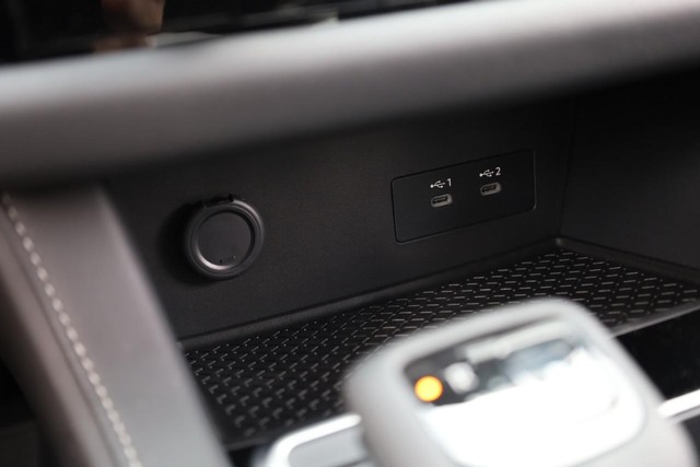 Nissan Pathfinder Vehicle Full-screen Gallery Image 17