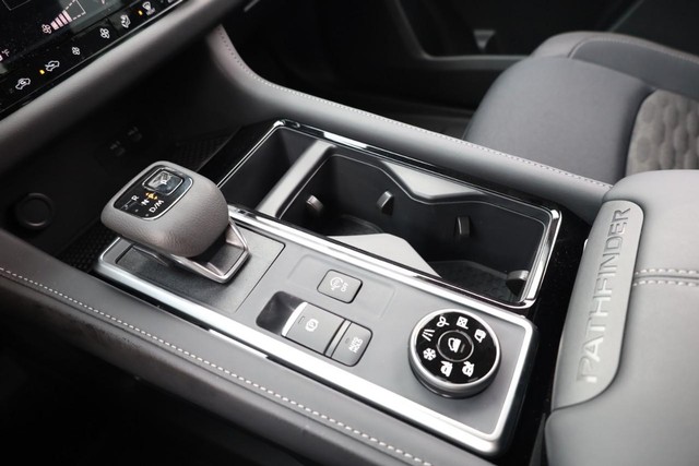 Nissan Pathfinder Vehicle Full-screen Gallery Image 18