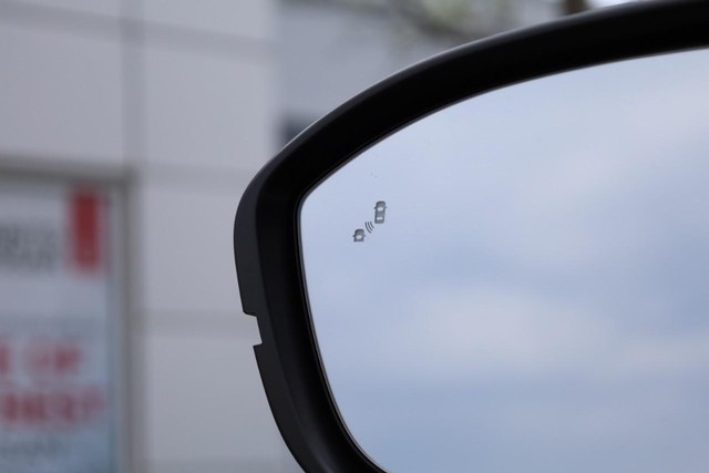 Nissan Pathfinder Vehicle Full-screen Gallery Image 22