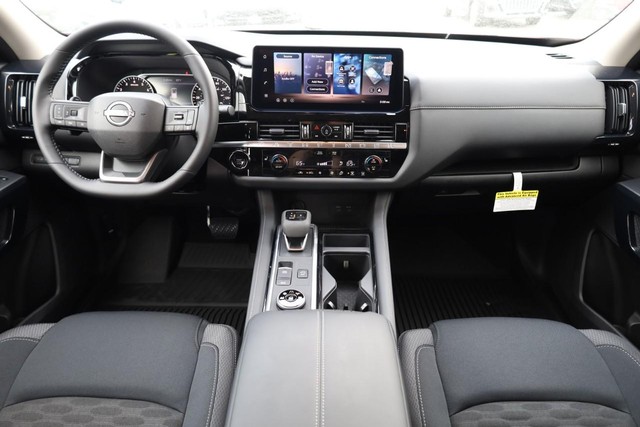 Nissan Pathfinder Vehicle Full-screen Gallery Image 25