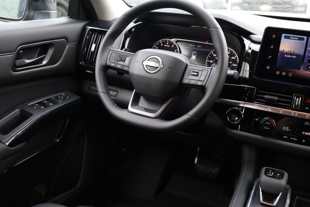 Nissan Pathfinder Vehicle Full-screen Gallery Image 26