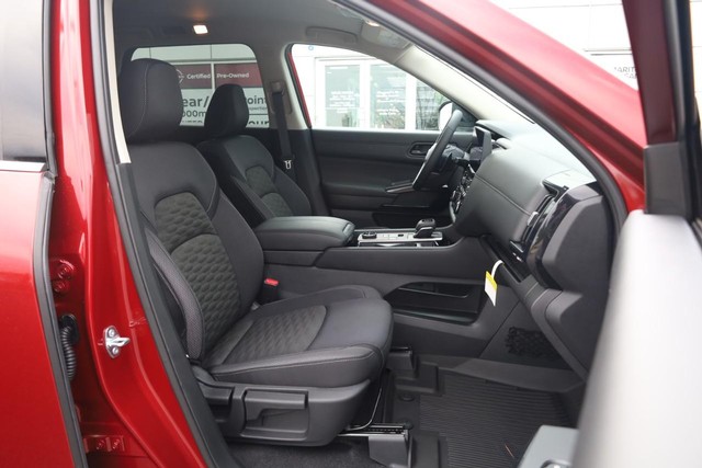 Nissan Pathfinder Vehicle Full-screen Gallery Image 28