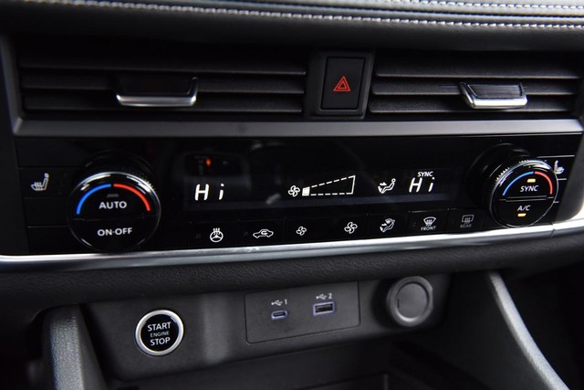 Nissan Rogue Vehicle Image 15