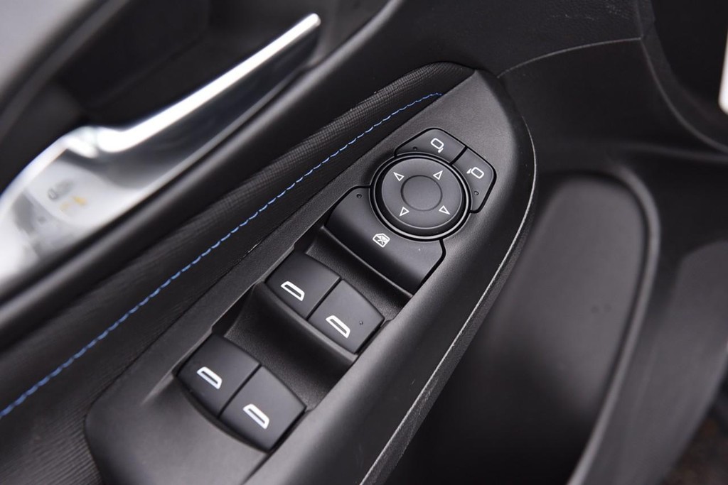 Buick Envista Vehicle Full-screen Gallery Image 09