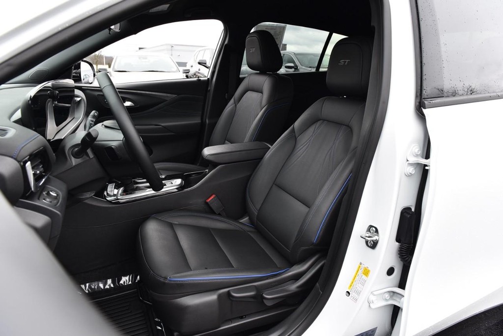 Buick Envista Vehicle Full-screen Gallery Image 19