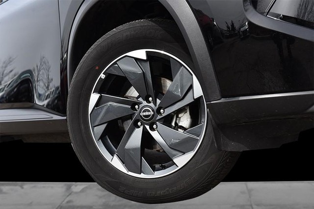 Nissan Rogue Vehicle Image 03