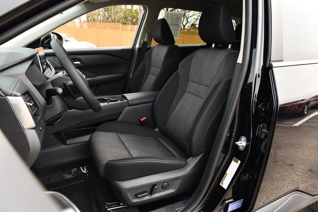 Nissan Rogue Vehicle Image 19