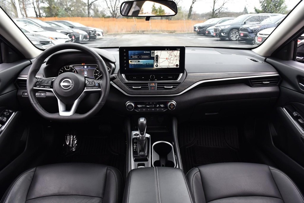 Nissan Altima Vehicle Image 08