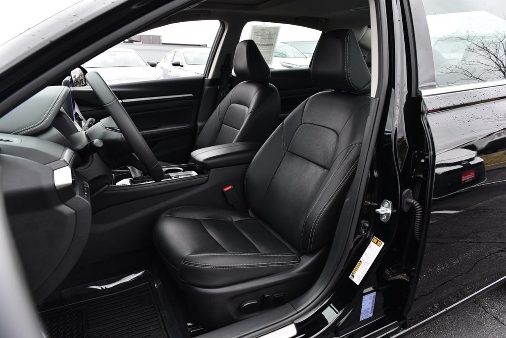 Nissan Altima Vehicle Image 22