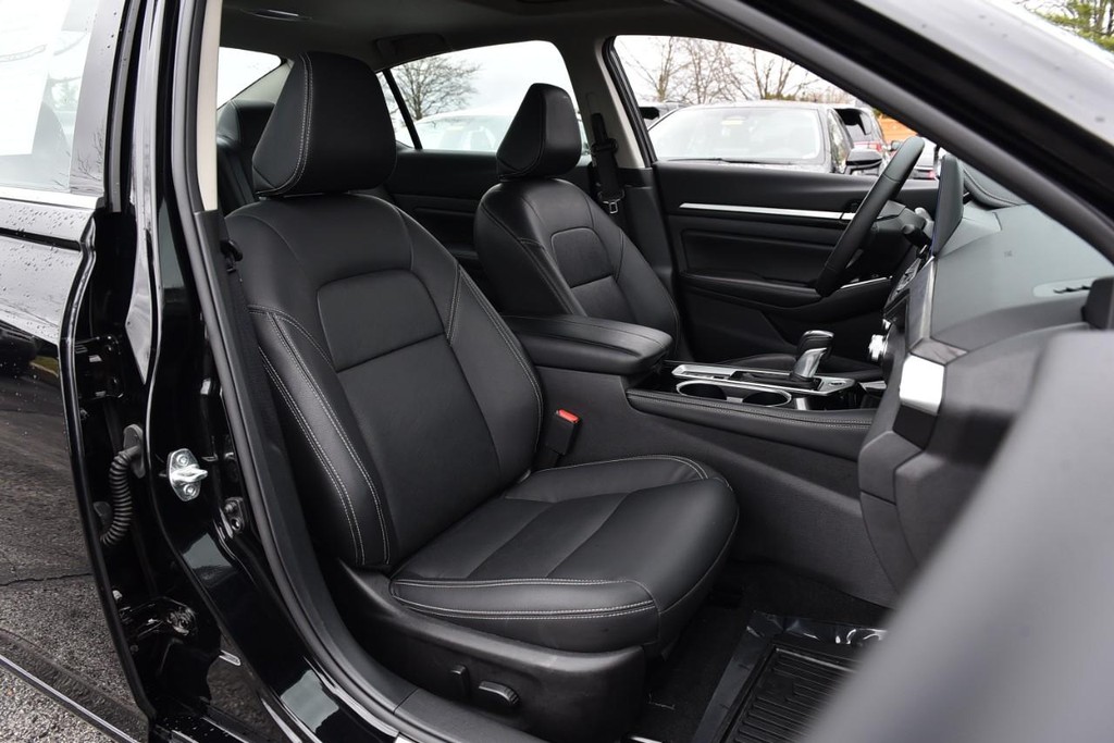 Nissan Altima Vehicle Image 23