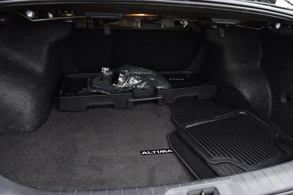 Nissan Altima Vehicle Image 28