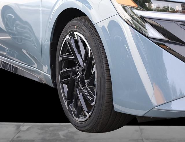 Nissan Sentra Vehicle Image 03