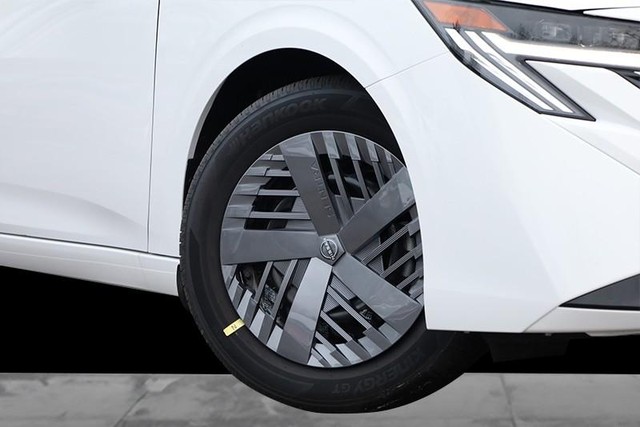 Nissan Sentra Vehicle Image 03