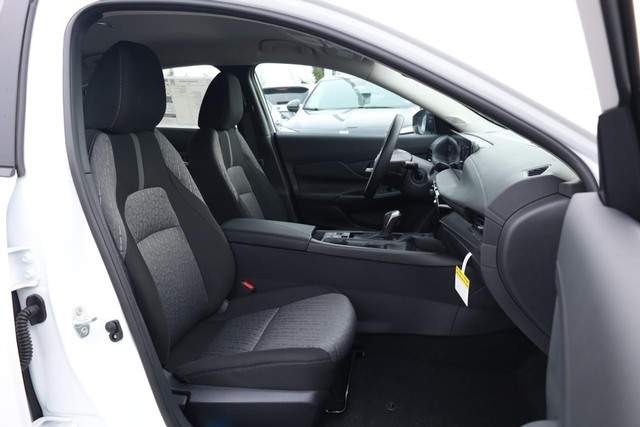 Nissan Sentra Vehicle Image 25