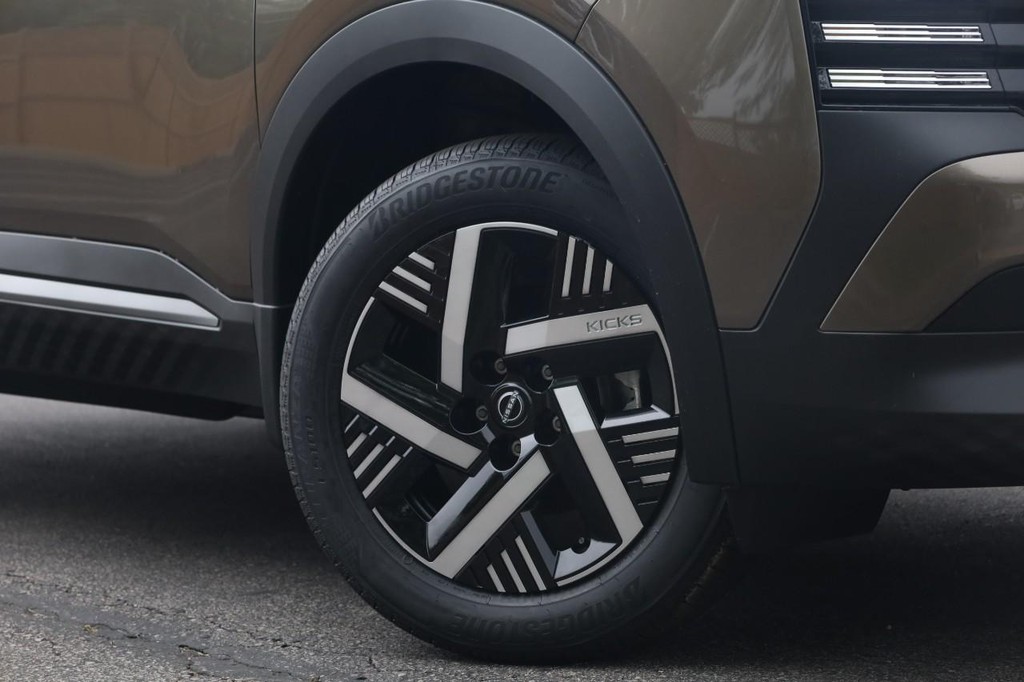 Nissan Kicks Vehicle Image 03