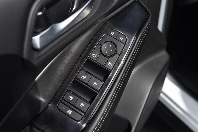 Nissan Rogue Vehicle Image 09