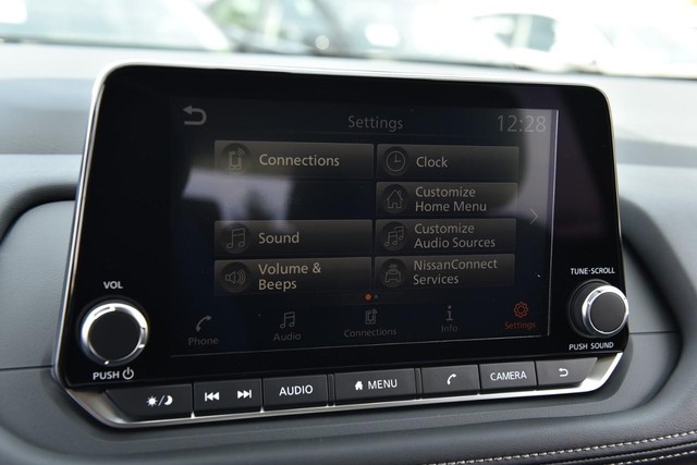 Nissan Rogue Vehicle Image 14