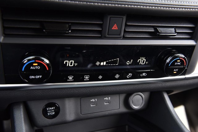 Nissan Rogue Vehicle Image 15