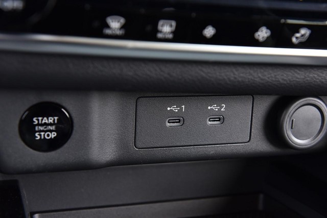 Nissan Rogue Vehicle Image 16