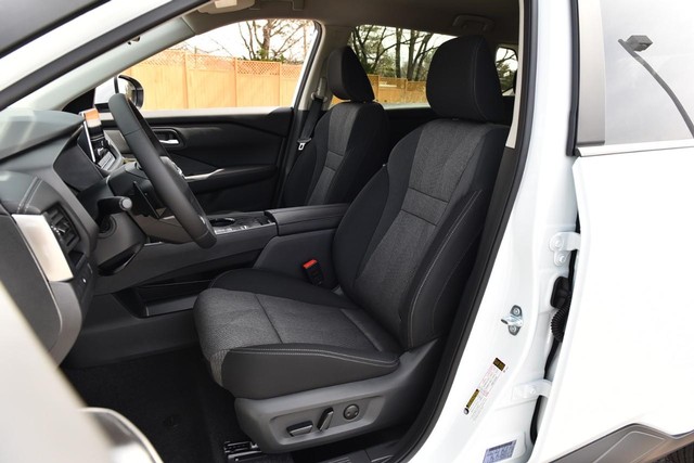 Nissan Rogue Vehicle Image 19