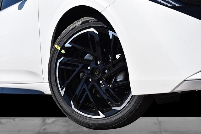 Nissan Sentra Vehicle Full-screen Gallery Image 3