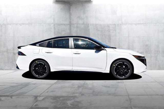 Nissan Sentra Vehicle Full-screen Gallery Image 5