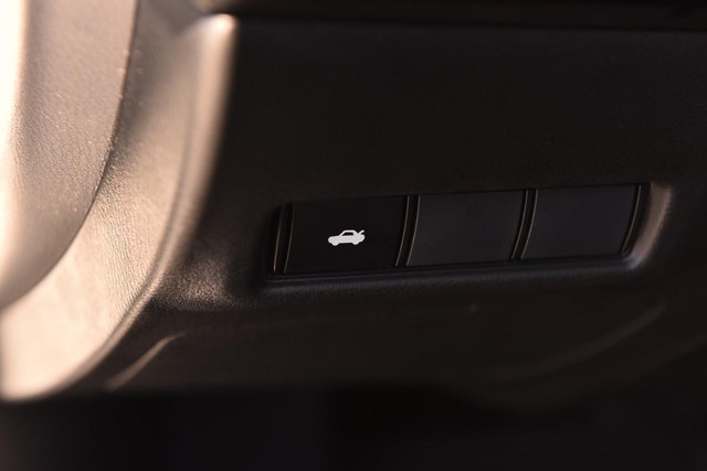 Nissan Sentra Vehicle Full-screen Gallery Image 11