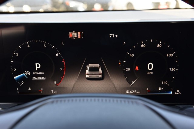 Nissan Sentra Vehicle Full-screen Gallery Image 12