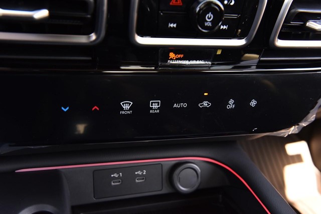 Nissan Sentra Vehicle Full-screen Gallery Image 15