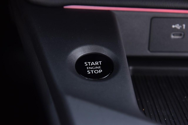 Nissan Sentra Vehicle Full-screen Gallery Image 17