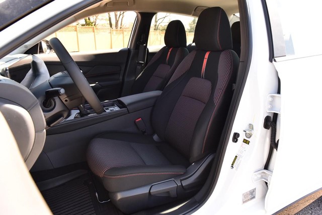 Nissan Sentra Vehicle Full-screen Gallery Image 20