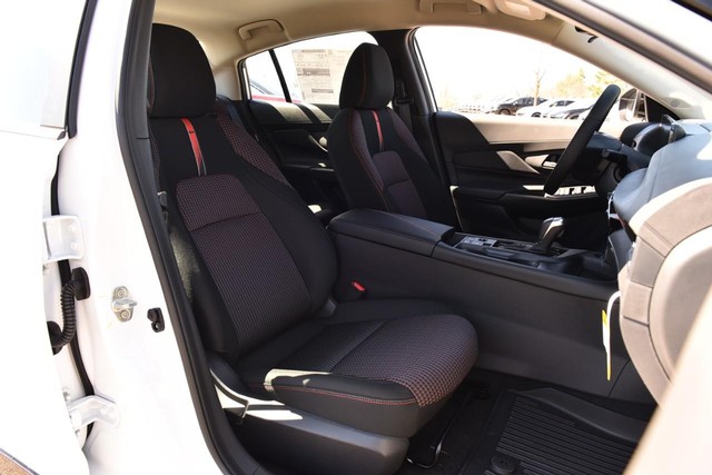 Nissan Sentra Vehicle Full-screen Gallery Image 21