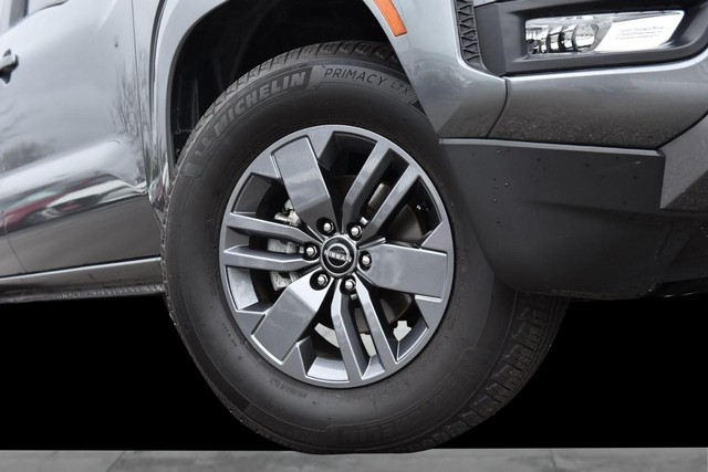 Nissan Frontier Vehicle Full-screen Gallery Image 3