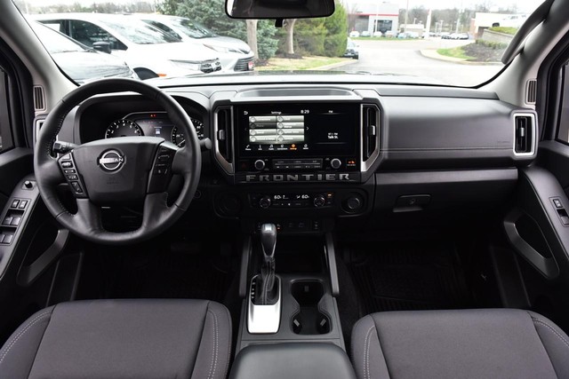 Nissan Frontier Vehicle Full-screen Gallery Image 9