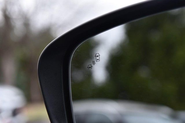 Nissan Frontier Vehicle Full-screen Gallery Image 13