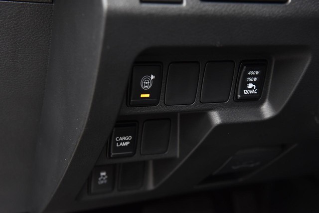 Nissan Frontier Vehicle Full-screen Gallery Image 15