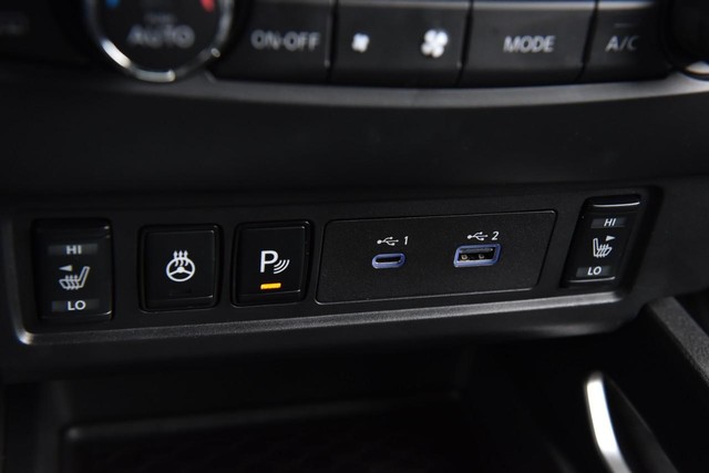 Nissan Frontier Vehicle Full-screen Gallery Image 20