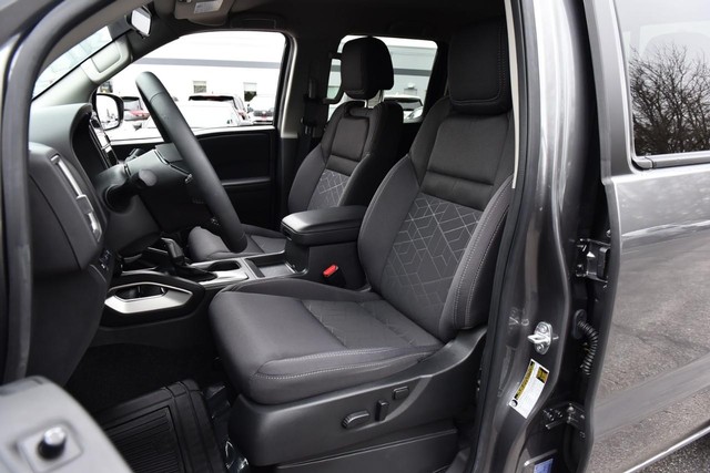 Nissan Frontier Vehicle Full-screen Gallery Image 23