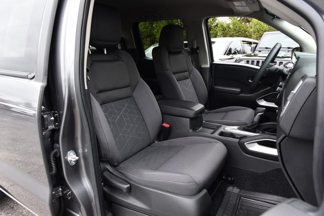 Nissan Frontier Vehicle Full-screen Gallery Image 24