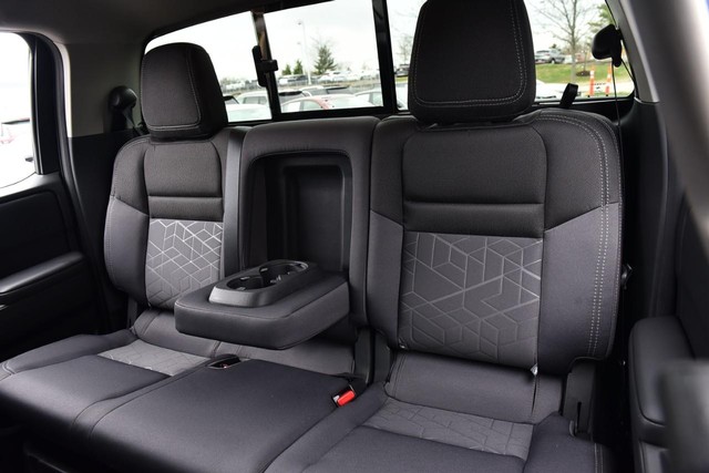 Nissan Frontier Vehicle Full-screen Gallery Image 25